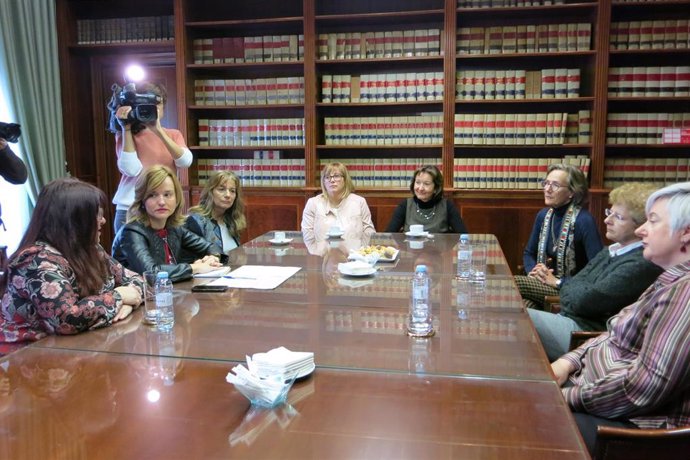 Pilar Alegría se reúne con las nueve investigadoras del CSIC Aragón más relevantes.