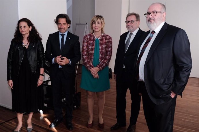 El presidente del Parlamento, Gustavo Matos, la  la presidenta del Consejo Empresarial Alianza por Iberoamérica, Nuria Vilanova, el presidente de honor del Grupo Prisa, Juan Luis Cebrían y el presidente en funciones de la ZEC Pedro Alfonso