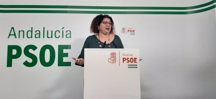 La secretaria de Igualdad de la Ejecutiva Provincial del PSOE de Huelva, Eva Salazar,  en rueda de prensa