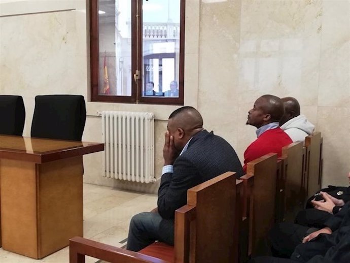 Algunos de los acusados por la trama de las 'cartas nigerianas', en la Audiencia Provincial de Palma en una vista el pasado diciembre.