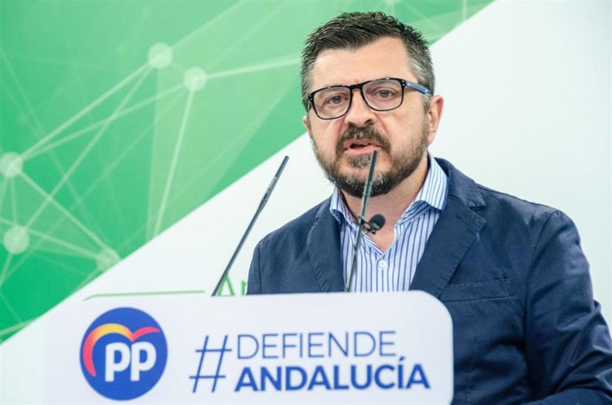 El vicesecretario general del PP-A, Toni Martín, en rueda de prensa en la sede regional del PP-A