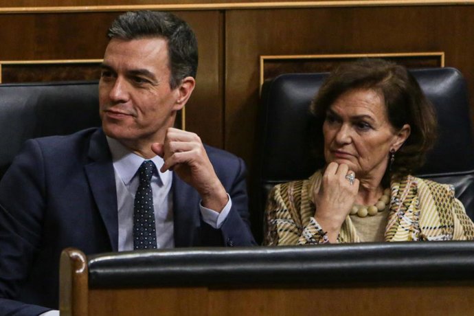 El presidente Pedro Sánchez y la vicepresidenta Carmen Calvo en el Pleno del Congreso