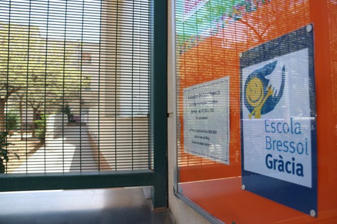 Pla detall de l'entrada a l'Escola Bressol Grcia, amb la placa amb el nom de l'escola i les reixes del pati. Imatge del 9 de mar del 2020. (horitzontal)