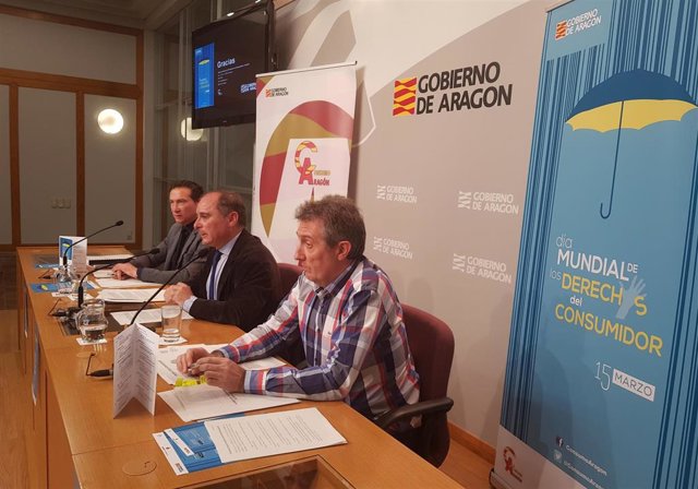 El director general de Consumo del Gobierno de Aragón, Pablo Martínez, el jefe de la sección de Control de Mercado, Javier Masip y el jefe del Servicio del Consumidor, Carlos Peñasco