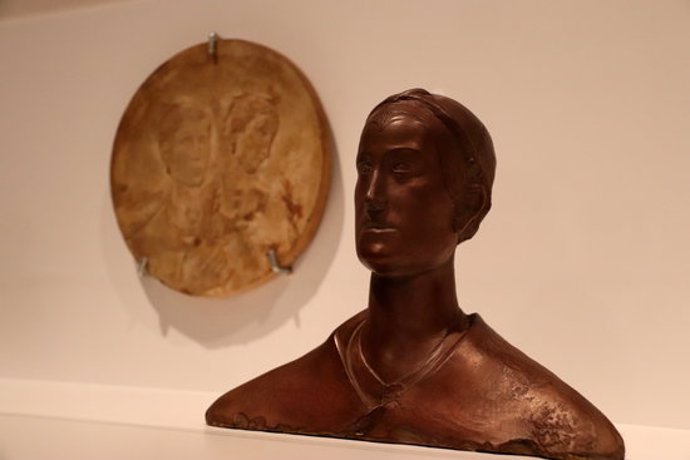 Pla al detall de l''escultura en bronze 'Dona d'Amposta' d'Emili Fontbona al Museu Picasso. Imatge del 9 de mar de 2020. (Horitzontal)