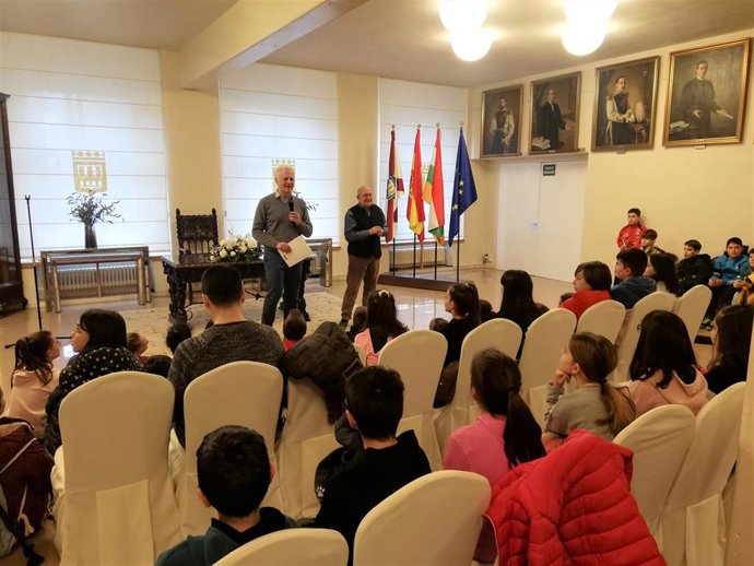 El 40 aniversario de la Casa Consistorial, obra de Rafael Moneo, ha sido la celebración que ha inspirado al equipo de Gobierno municipal para organizar visitas guiadas al Ayuntamiento.