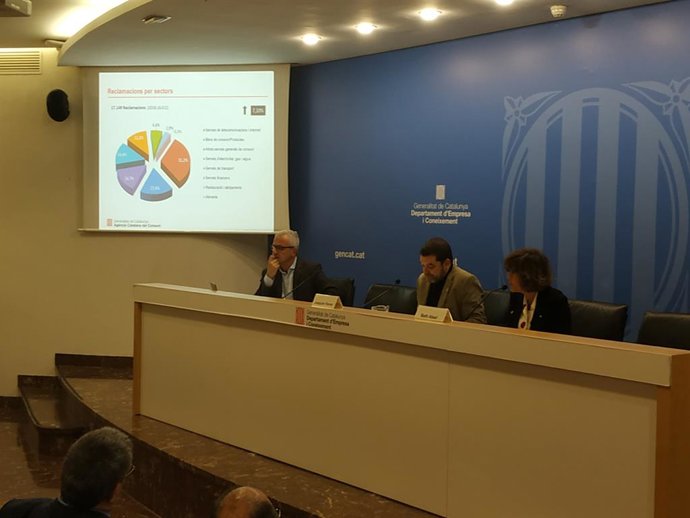 El secretari d'Empresa i Competitivitat, Joaquim Ferrer, i la directora de l'Agncia Catalana de Consum, Beth Abad