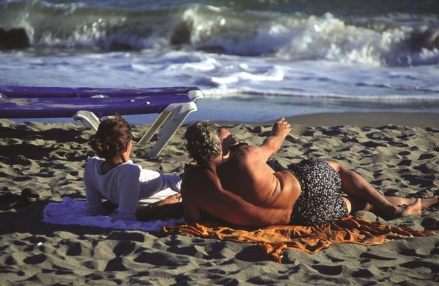 Dos turistas en la playa en una imagen de archivo