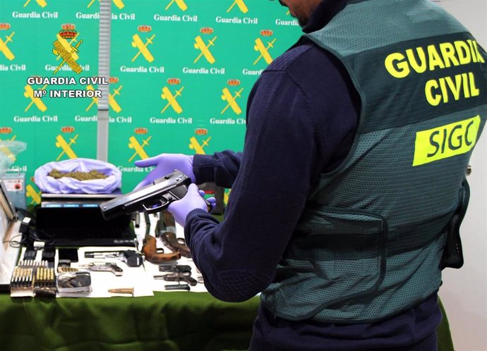 Guardia Civil arresta a dos individuos y retira del mercado 'negro' una decena de armas de fuego ilegales y 23 kilos de droga
