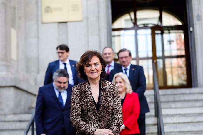 La vicepresidenta primera del Gobierno, Carmen Calvo, posa ante los medios a su llegada al acto de presentación del archivo personal de la jurista María Telo Núñez 