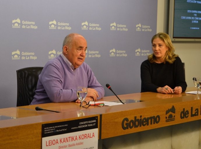 El presidente de la Asociación IGUAL A TI, Santiago Urizarna, en rueda de prensa junto a la directora del Coro Sinfónico de La Rioja, Lourdes Estívariz.