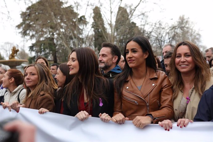 (D-I) La vicealcaldesa de Madrid, Begoña Villacís, y la jefa de la oposición del Parlamento de Cataluña, Lorena Roldán, en la manifestación del 8M (Día Internacional de la Mujer), en Madrid a 8 de marzo de 2020.
