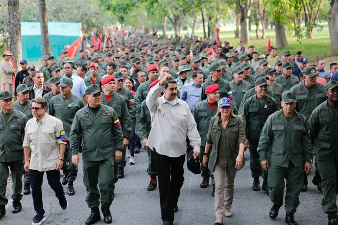 El presidente de Venezuela, Nicolás Maduro, en una marcha con militares