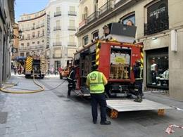 Bomberos controlan un incendio en un edificio de la calle Tetuán de Madrid