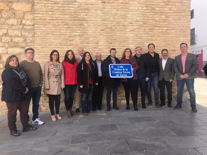 El alcalde de Jaén, julio Millán, muestra la placa de la calle con el nombre completo de  Teresa de Torres