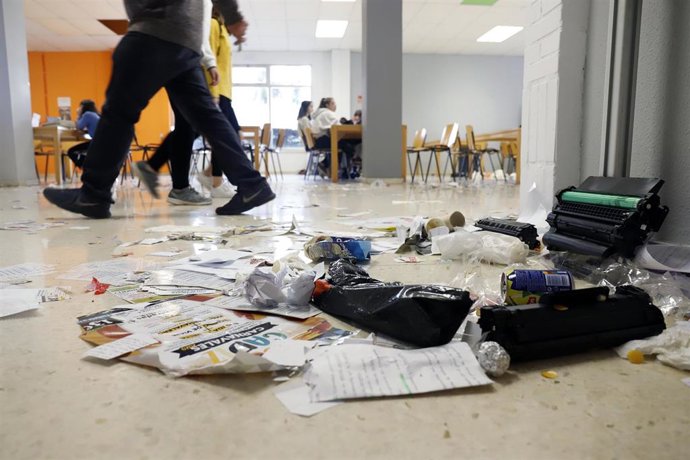 Basura esparcida en una facultad de la Universidad de Málaga durante la huelga del servicio de limpieza.