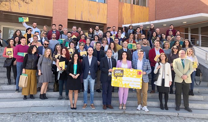 Más de 331.000 andaluces cuentan ya con el Carné Joven de la Junta