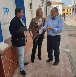 Carolina España, diputada por el PP de Málaga, y el alcalde de Alhaurín de la Torre, Joaquín Villanova (d)