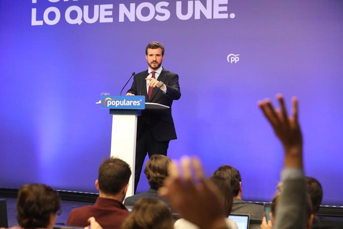 El presidente del Partido Popular, Pablo Casado, interviene en una rueda de prensa convocada ante los medios tras la reunión del Comité de Dirección del PP donde han propuesto un plan de choque económico con bajada de impuestos para parar el impacto del