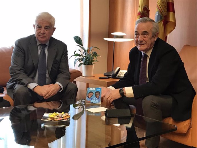 El nuevo presidente de UNICEF Aragón, José Manuel Pomar, y el presidente de las Cortes de Aragón, Javier Sada