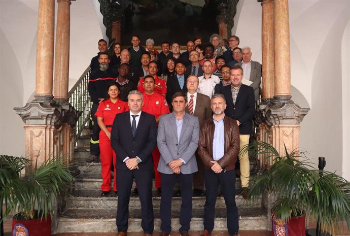 Hernández, entre Montoro (izda.) y Sánchez, junto a los nuevos pasantes y responsables de empresas y ONG