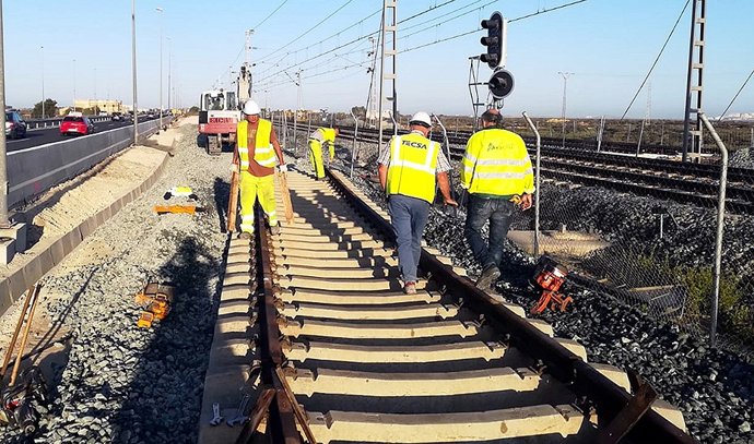 Operarios trabajando en el intercambiador de un tranvía
