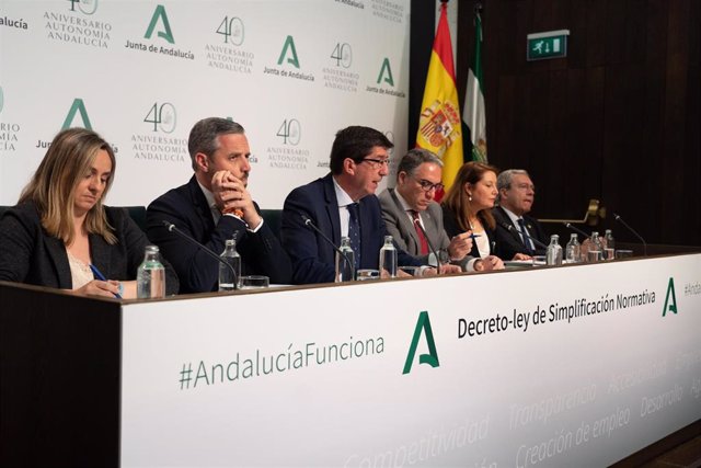 El vicepresidente y consejero de Turismo, Juan Marín (3I); el portavoz y consejero de la Presidencia, Elías Bendodo(3D); el consejero de Hacienda, Juan Bravo (2II; la consejera de Agricultura, Carmen Crespo(2d); el consejero de Economía, Rogelio Velasco (