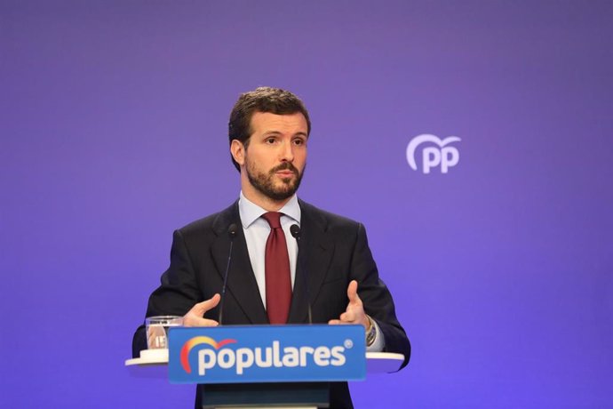 El presidente del Partido Popular, Pablo Casado, interviene en una rueda de prensa convocada ante los medios tras la reunión del Comité de Dirección del PP donde han propuesto un plan de choque económico con bajada de impuestos para parar el impacto del