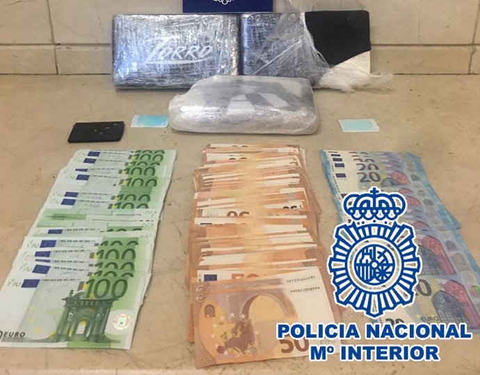 Tres detenidos en la estación de autobuses de Málaga en un control de pasajeros y equipajes a los que se han incautado tres kilos de cocaína