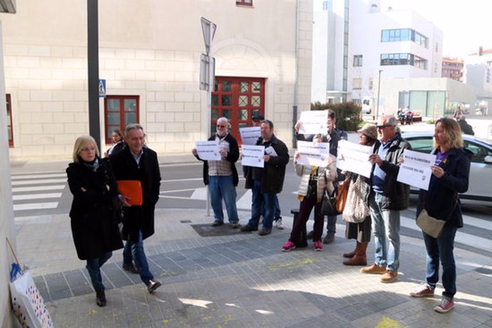 Pla general de l'entrada dels jutjats aquest dilluns al matí. Algunes persones han rebut a Josep Anglada amb cartells "No a la islamofbia" i "Feixisme mai més". Imatge del 9 de mar de 2020 (Horitzontal).