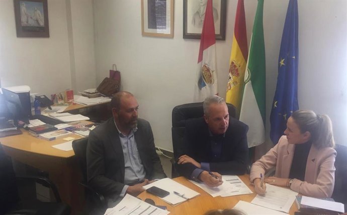 El responsable del área de Servicios Económicos, Hacienda y Recaudación de la institución provincial, Juan Carlos Ruiz Boix, en una reunión con la alcaldesa de Prado del Rey, Vanesa Beltrán