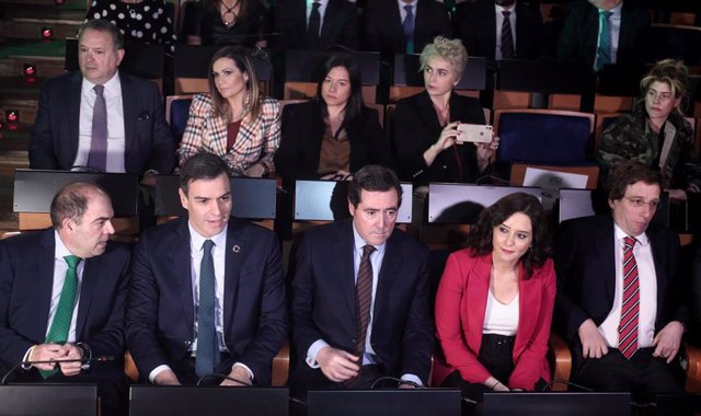 El presidente de ATA, Lorenzo Amor, el presidente del Gobierno, Pedro Sánchez, el presidente de la CEOE, Antonio Garamendi, la presidenta de la Comunidad de Madrid, Isabel Díaz Ayuso, y el alcalde de Madrid, José Luis Martínez-Almeida.