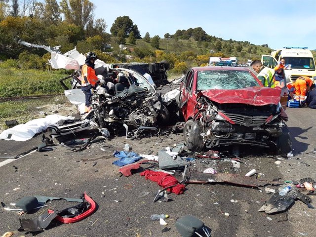 Accidente de tráfico en el término municipal de Pizarra, en la A-357 colisión entre un camión y dos vehículos
