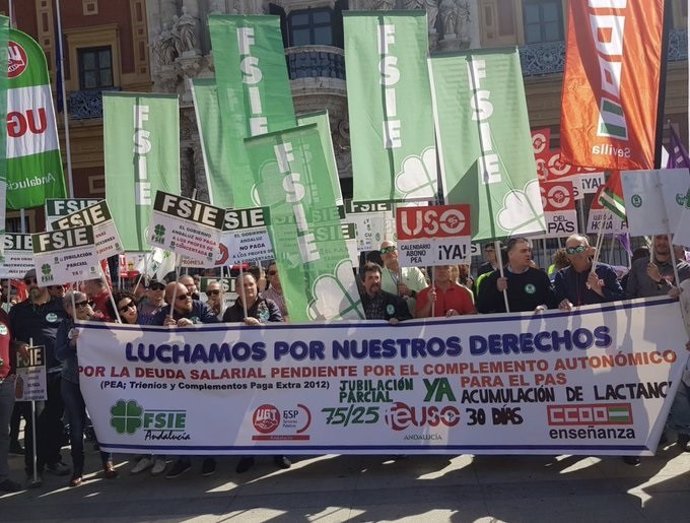 Trabajadores de la concertada protestan en Sevilla por los incumplimientos de la Junta
