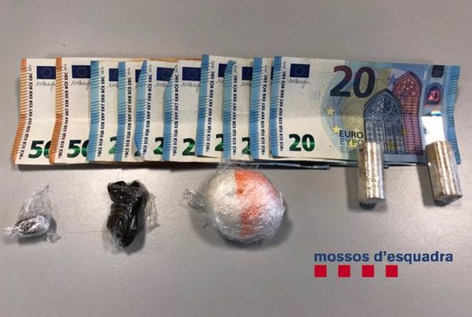Pla detall de la droga i els diners comissats pels Mossos. Imatge publicada el 9 de mar del 2020. (Horitzontal)