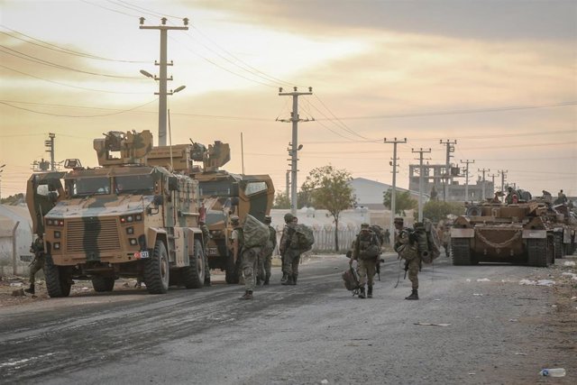 Vehículos militares de Turquía en la localidad de Akcakale, situada en la frontera con Siria