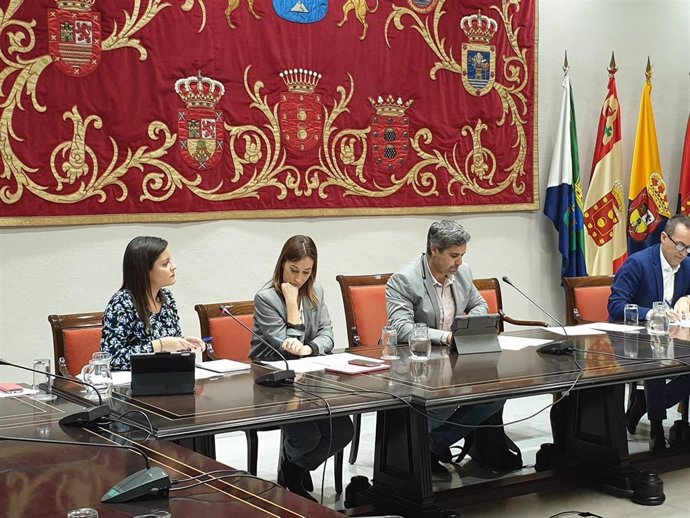 La consejera de Turismo del Gobierno de Canarias, Yaiza Castilla (a la izquierda), en comisión parlamentaria