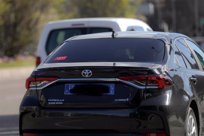 Un coche VTC circula por una calle, en Madrid (España) a 5 de marzo de 2020.