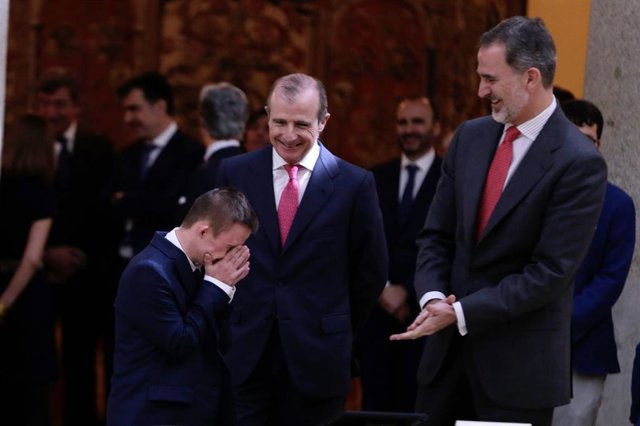 El Rey Felipe con los ganadores del certamen ¿Qué es un rey para ti?