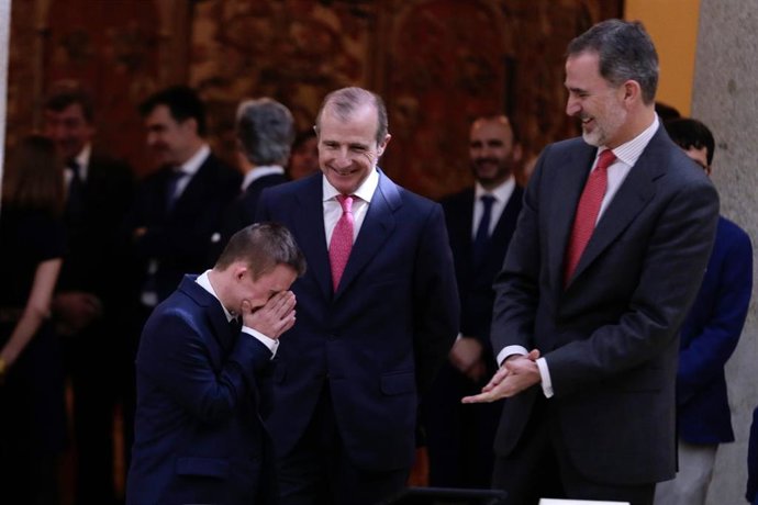 El Rey Felipe con los ganadores del certamen ¿Qué es un rey para ti?