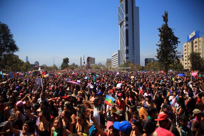 Chile.- Polémica en Chile por la cifra de manifestantes en la marcha del 8M en S