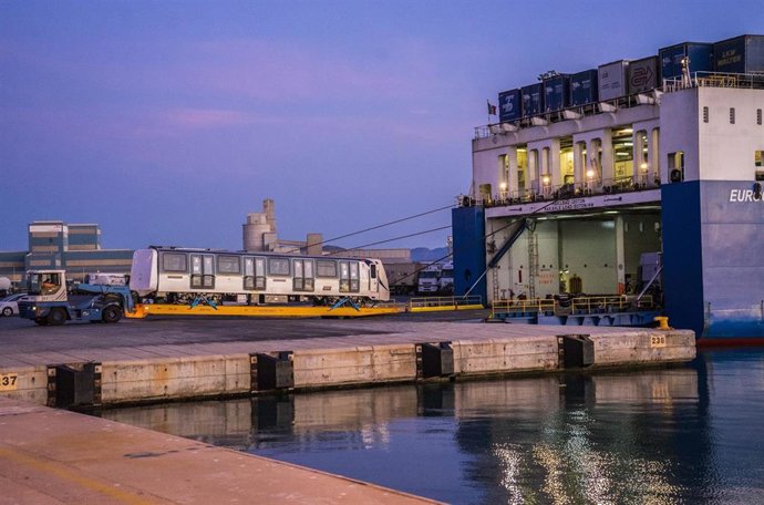Embarque de los vagones en un buque del Puerto de Sagunt
