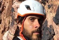 Jared Leto casi se despeña escalando