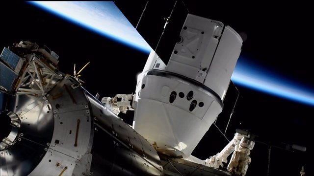 Carguero Dragon atraca en la Estación Espacial