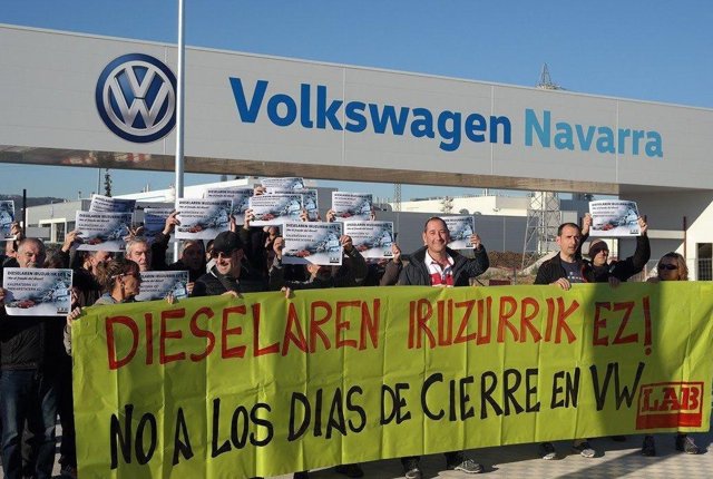 Trabajadores en la puerta de la planta de Volkswagen en Navarra