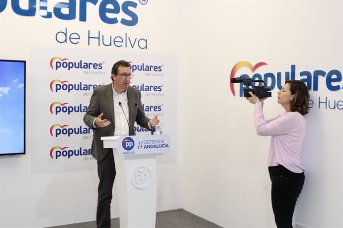 El presidente del PP en Huelva, Manuel Andrés González, en rueda de prensa