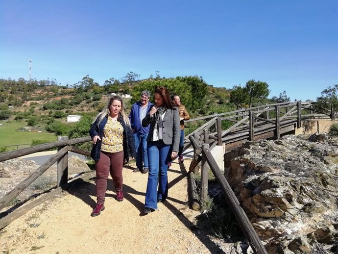 La delegada de Turismo, María Ángeles Muriel, junto a la alcaldesa de El Almendro, María Alonso Mora, en su visita a la localidad