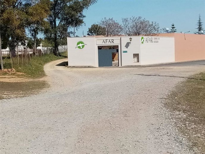 La pavimentación supondrá una mejora para la labor diaria de trabajadores y usuarios de esta asociación asistencial destinada especialmente a trabajar con personas en situación de alta vulnerabilidad.