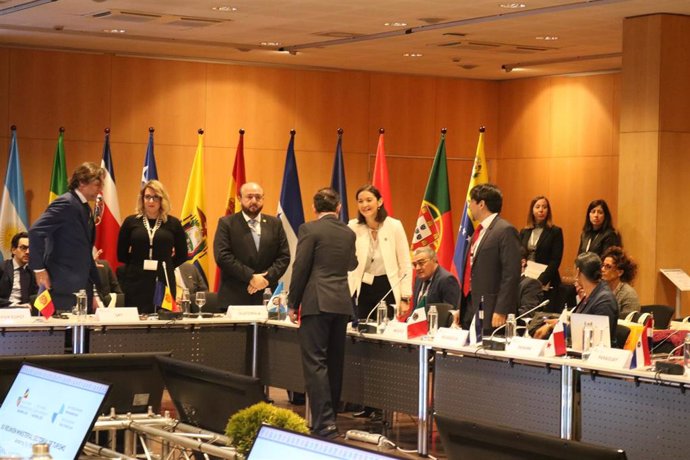 El jefe de Gobierno andorrano, Xavier Espot, saluda la ministra de Industria, Comercio y Turismo española, Reyes Maroto, al iniciar la reunión ministerial