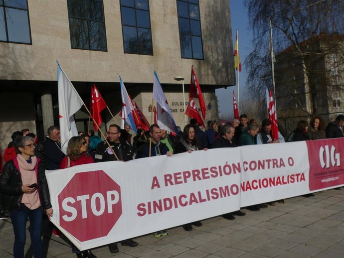 Protesta de delegados de la CIG ante el juzgado de Vigo, en apoyo a 13 extrabajadores de la cafetería del Hospital Meixoeiro, juzgados por daños y coacciones a su jefe.